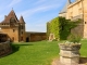 Photo suivante de Biron De la cour du château : le donjon et l'entrée ouest.