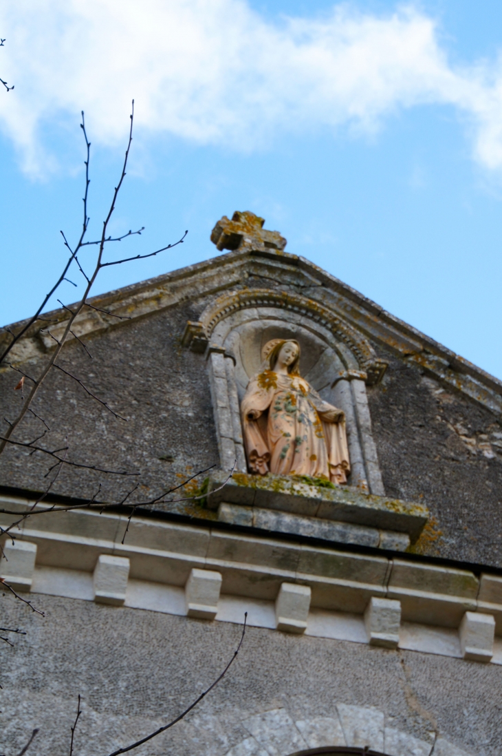 Détail : Niche avec la Vierge sur la façade ouest de l'église. - Bourrou