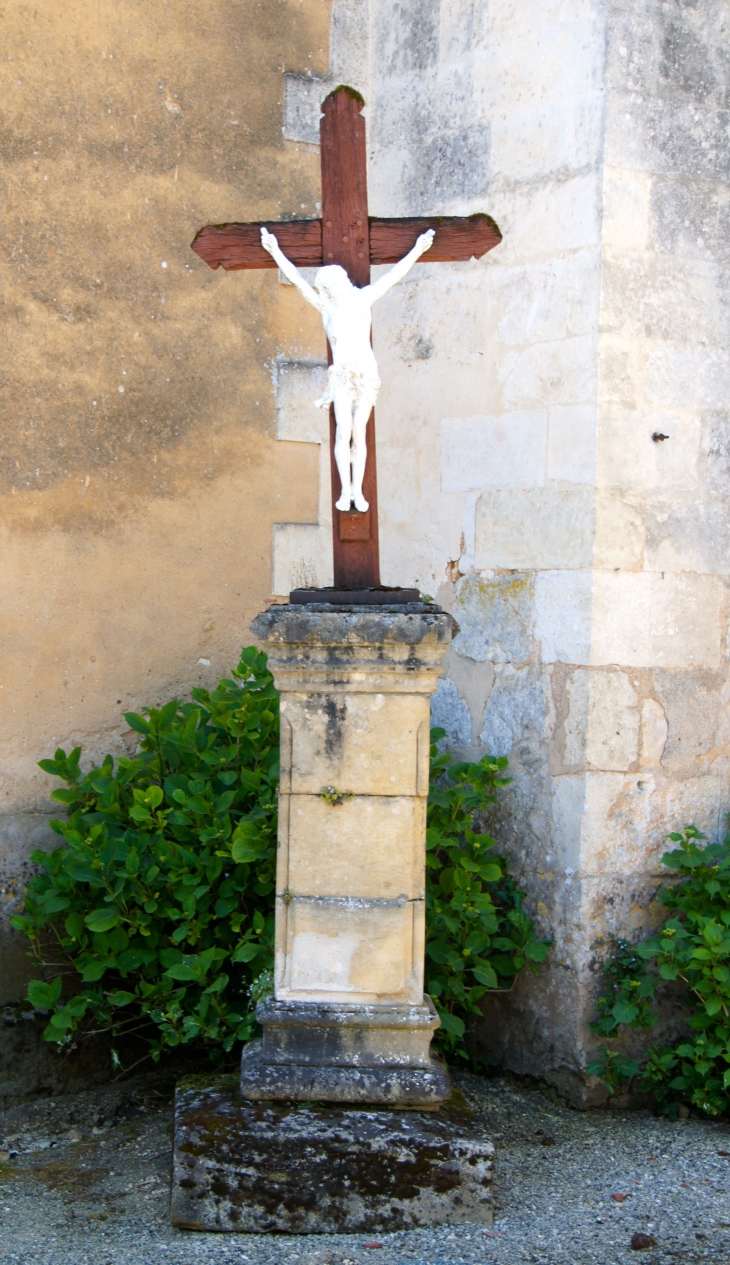 Croix de Mission près de l'église Saint Etienne. - Campsegret