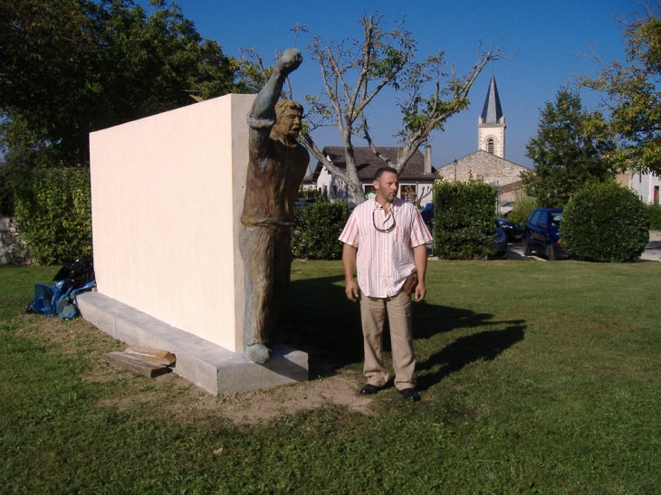 Le sculpteur Jacques Raybaud au piédroit de la statue de Buffarot - Capdrot