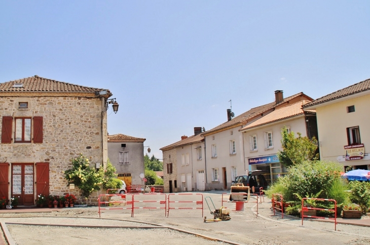 Le Village - Champniers-et-Reilhac