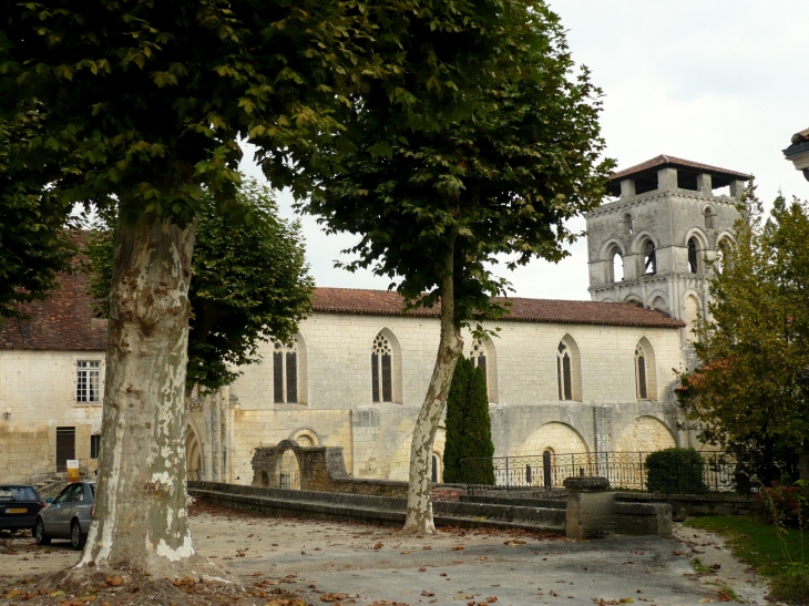 Abbaye fondée au XIIe siècle, dévastée par les protestants au XVIe siècle, et reconstruite au XVIIe siècle. - Chancelade