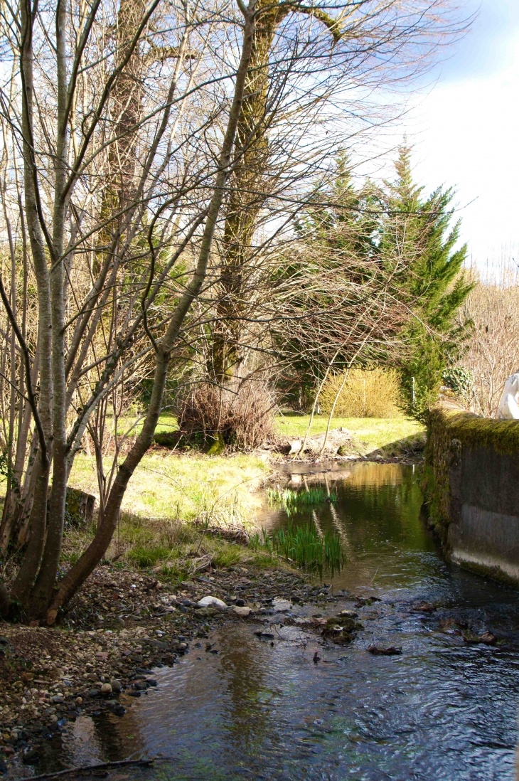 Le ruisseau le Mesplier qui traverse le village. - Château-l'Évêque