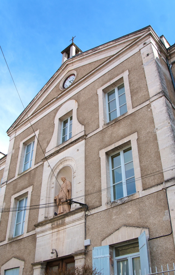 Sur la façade du couvent, la statue de Saint-Vincent de Paul. - Château-l'Évêque