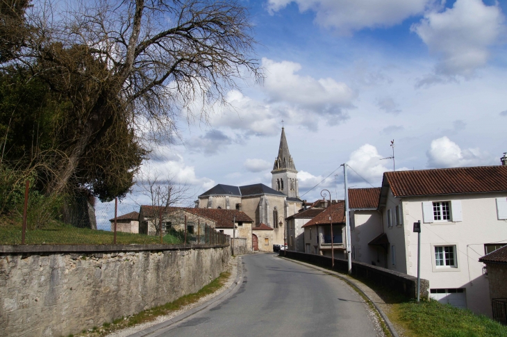 L-entree-du-village-coté ouest. - Château-l'Évêque