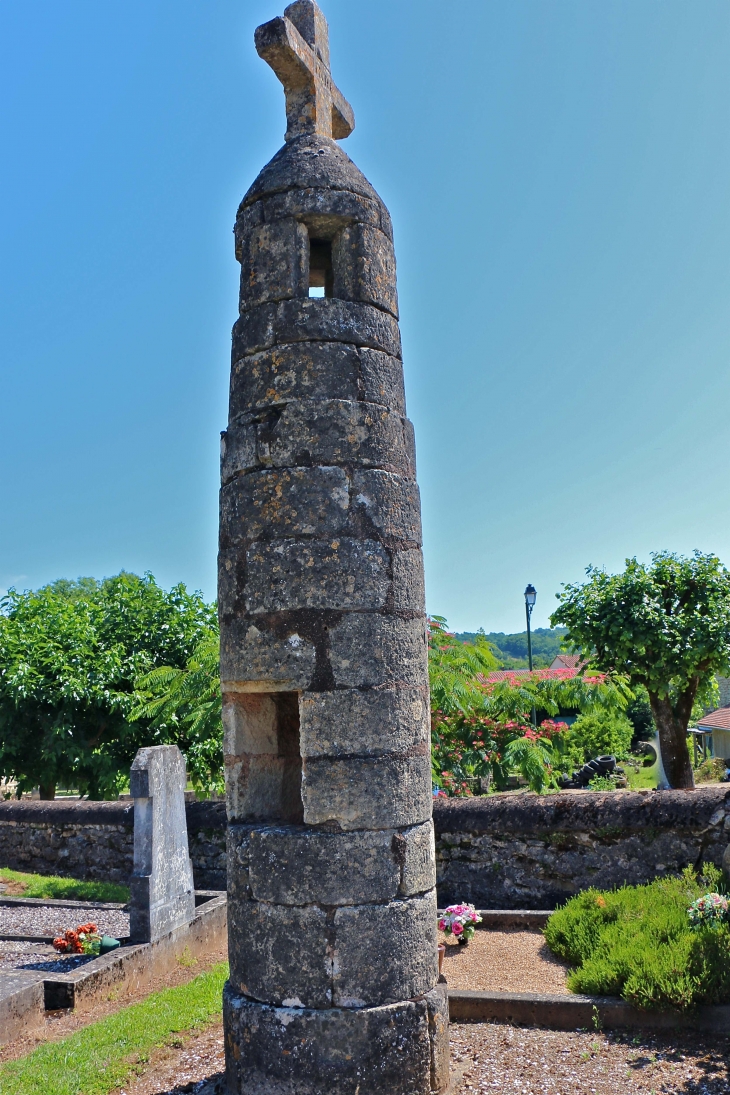 La Lanterne des Morts du XIIIe siècle. - Cherveix-Cubas