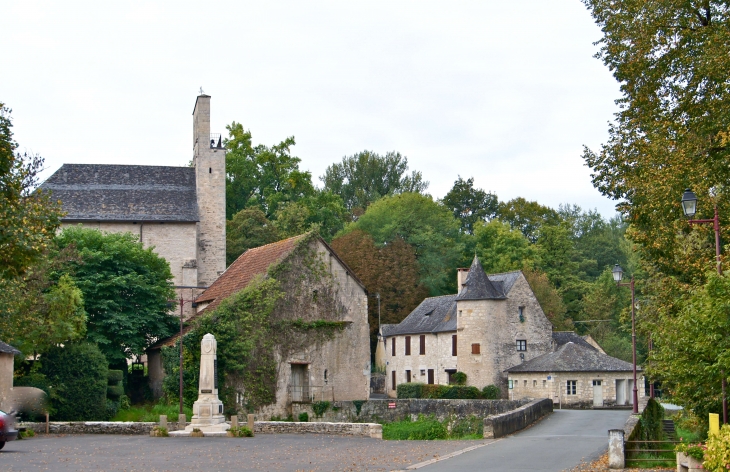 Vue sur des vieilles maisons et l'église du XIIIe siècle. - Condat-sur-Vézère