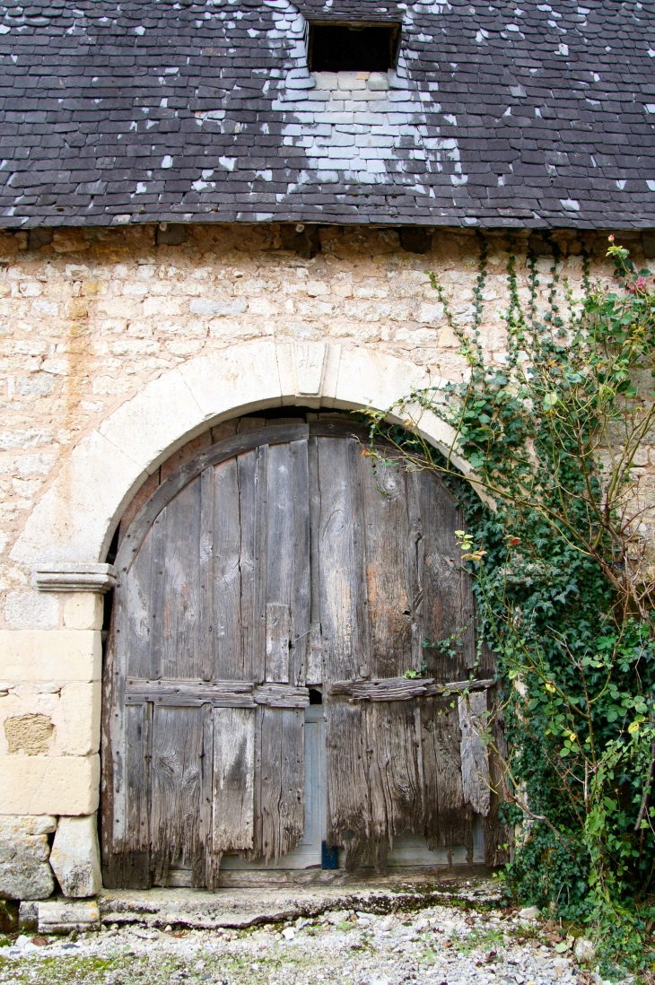 Ancien portail. - Condat-sur-Vézère