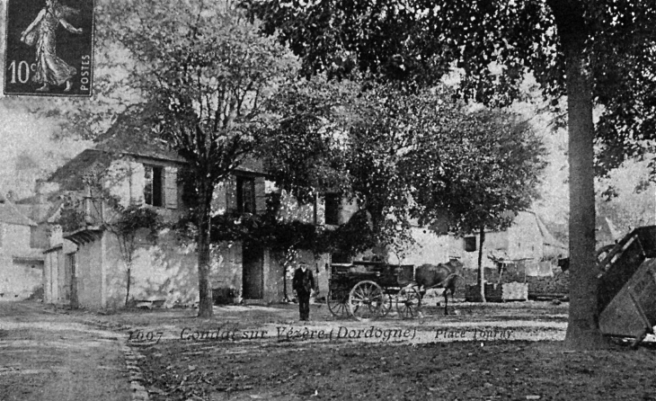 Place Tourny, vers 1910 (carte postale ancienne). - Condat-sur-Vézère