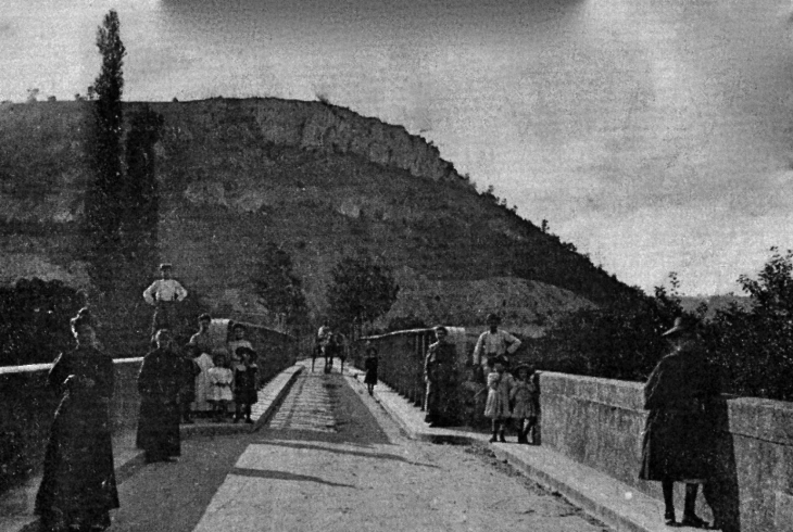 Pont-a-tablier-metallique-et-pile-centrale-a-ete-edifie-et-a-dure-un-siecle-permet-d-aller-au-lardin, vers 1910 (carte postale ancienne). - Condat-sur-Vézère