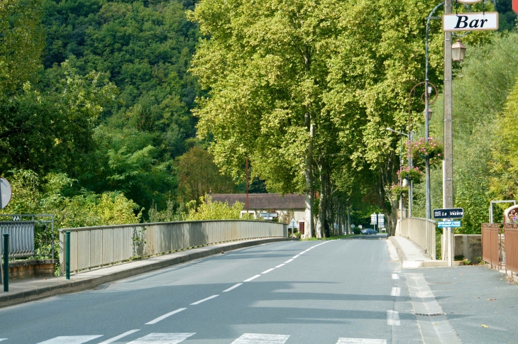 Pont sur la vézère pour aller au Lardin, en 2013. - Condat-sur-Vézère