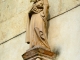 Statue de la Vierge et l'Enfant sur la façade de l'église.