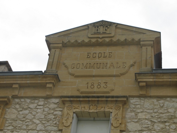 Fronton de l'école communale-RF-1883 - Flaugeac