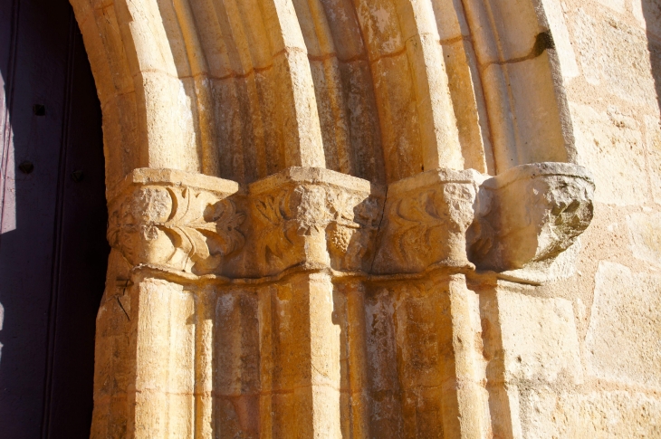 Chapiteaux (droit) du portail de l'église de Saint Astier. - Fossemagne