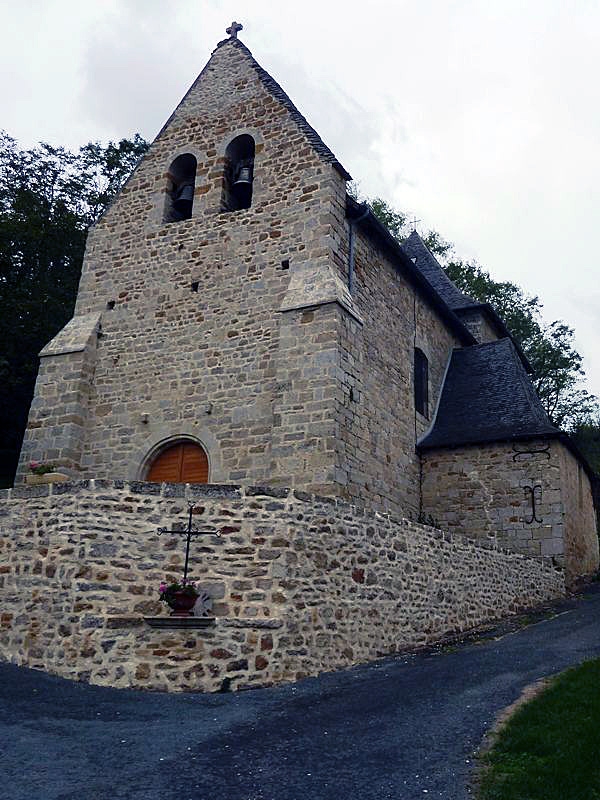 L'église. Le 1er Janvier 2017, les communes Chavagnac et  Grèzes ont fusionné pour former la nouvelle commune Les Coteaux Périgourdins