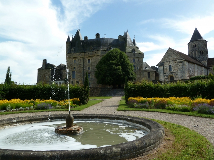 Le Château et l'église des Jardins - Jumilhac-le-Grand