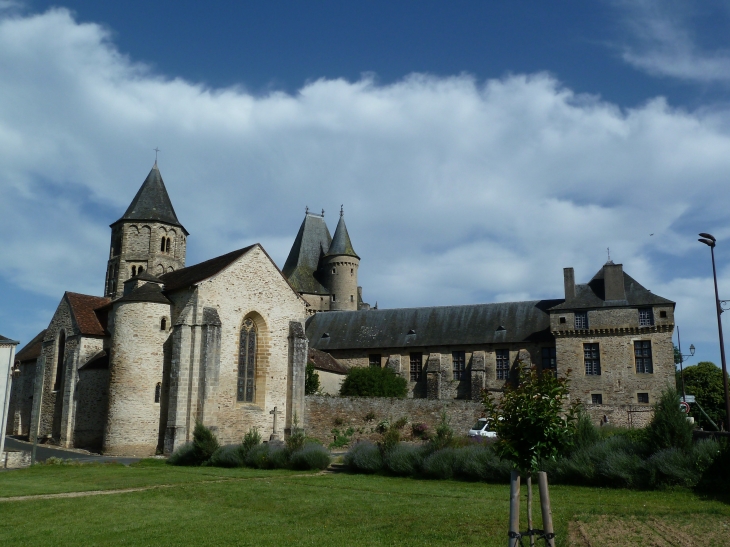 L'église et le Château - Jumilhac-le-Grand