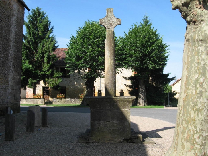 Une croix La Chapelle-Aubareil