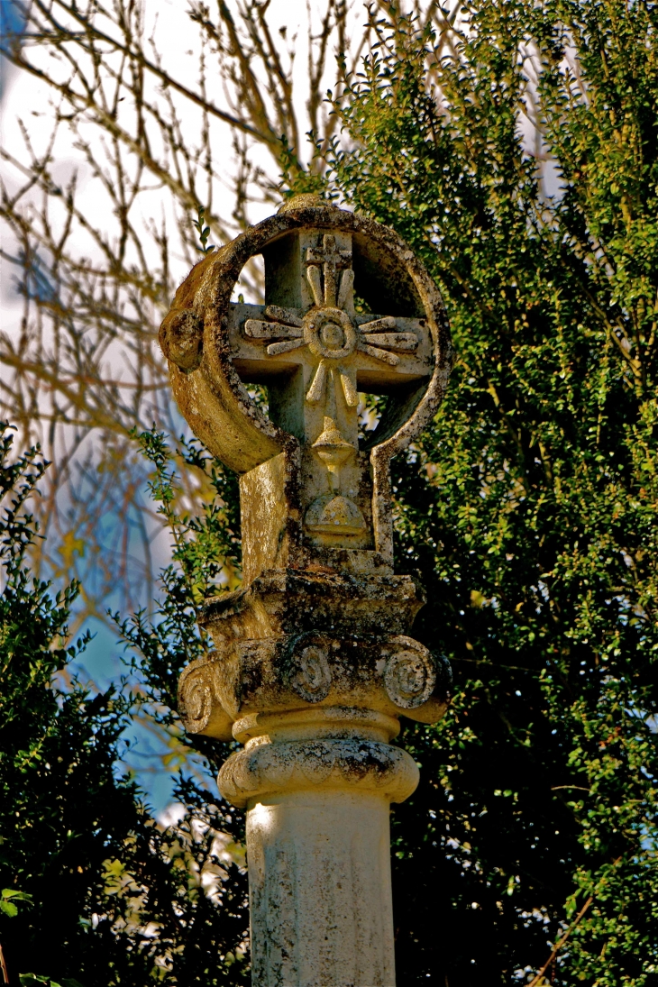Détail de la croix - La Chapelle-Montabourlet