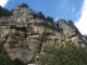 La falaise à l'extrémité du village.