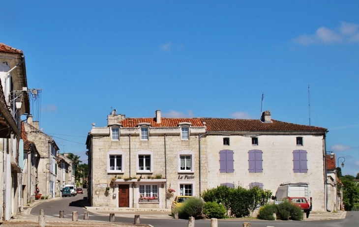 Le Village - La Tour-Blanche