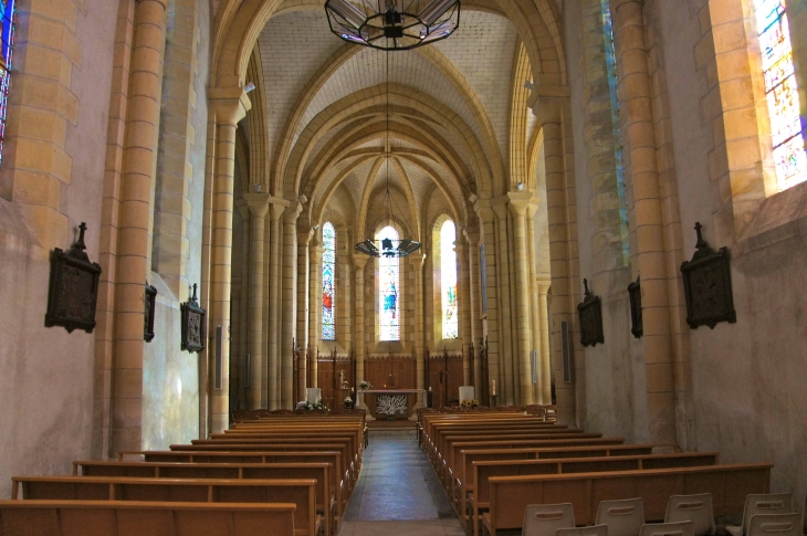 Eglise Saint Pierre ès Liens : la nef vers le choeur. - Lanouaille