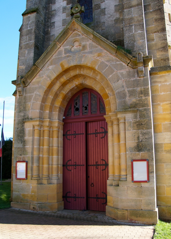 Le portail de l'église Saint Pierre ès Liens. - Lanouaille