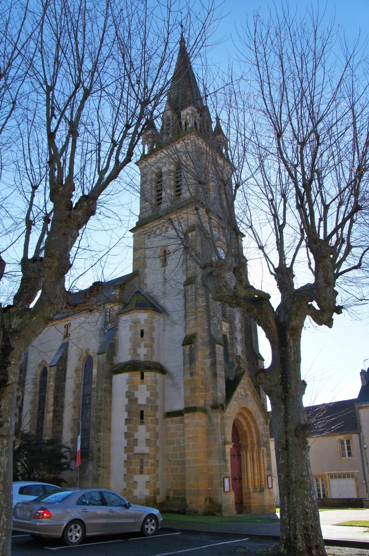 Le clocher-porche de l'église Saint Pierre ès Liens du XIXe siècle. - Lanouaille