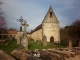 L'église XVIIème sur des murs romans, clocher-mur XVIIIème et le vieux cimetière.