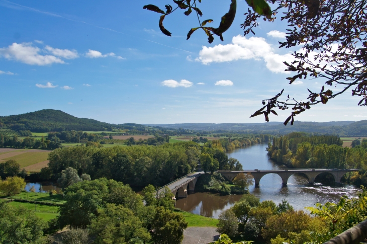 Vue des Jardins Panoramiques. Confluent des deux rivières ; La Dordogne et la Vézère. - Limeuil