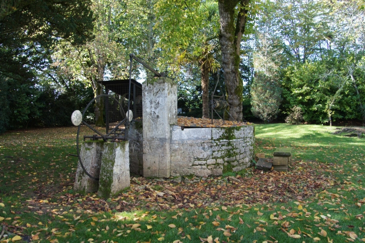 Les Jardins Panoramiques. Le puits, vestige du Château de Limeuil.