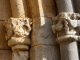 Chapiteaux à droite du portail de l'église Saint Hilaire.