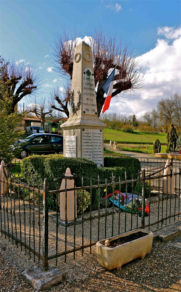 Le Monument aux Morts - Liorac-sur-Louyre