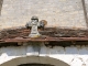 Petite croix sur le porche de l'église Saint Eutrope.