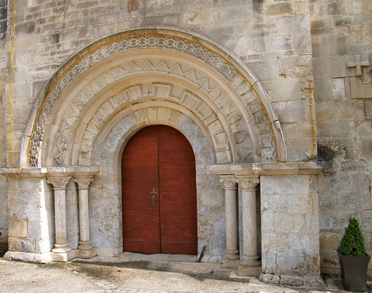 Le portail de l'église. - Manzac-sur-Vern