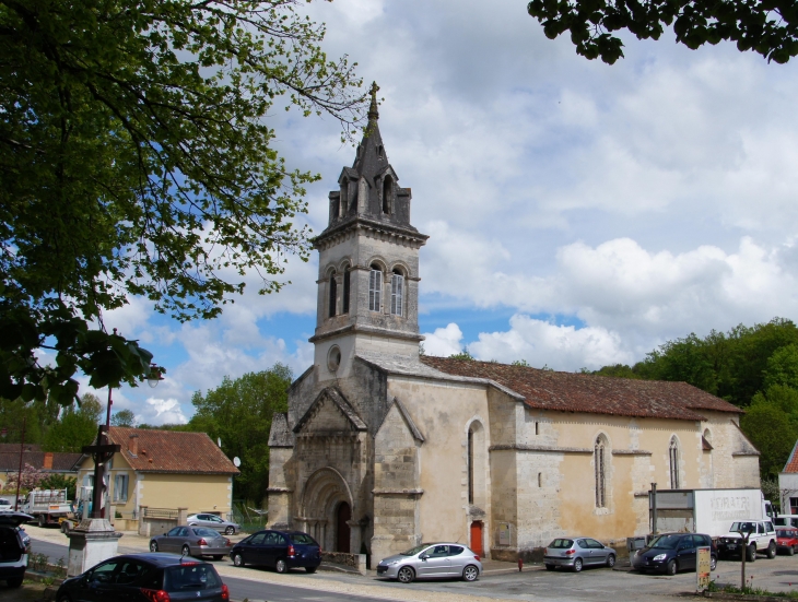 Eglise origine romane restaurée au XXe siècle. - Manzac-sur-Vern