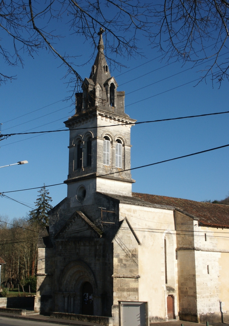   Eglise origine romane,, restaurée au XXe siècle. - Manzac-sur-Vern