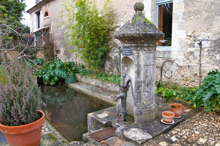 La fontaine Lavoir construite à une date comprise entre le 10 juillet 1897 et le cours de l'année 1898. Cette source doit être très ancienne, elle passerait sous l'église. - Marsac-sur-l'Isle