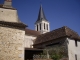 L'église entourée de maisons anciennes typiques.