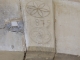Symboles basques gravés sur la clef de voute d'une porte cochère.