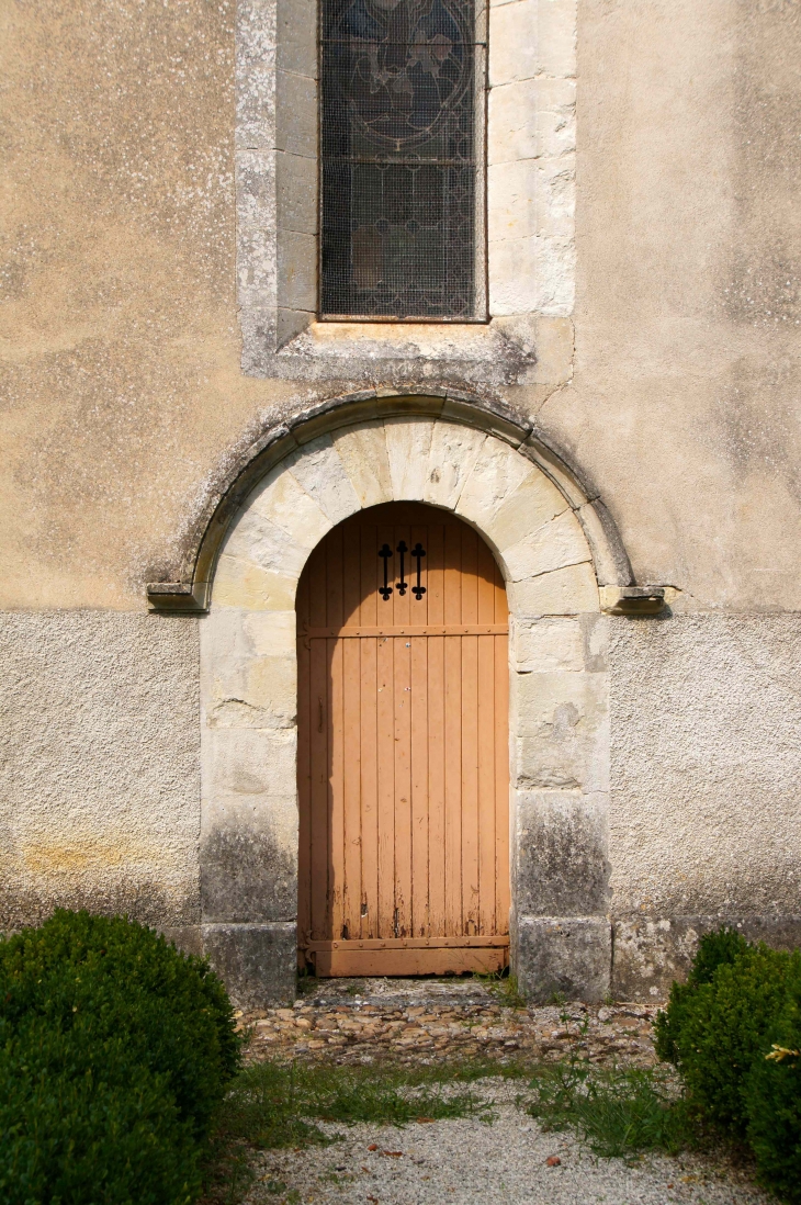 Porte façade latérale de l'église Saint-Pierre-ès-Liens. - Montrem