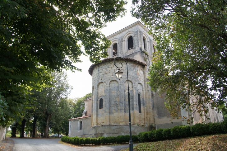 Le chevet (XIIe siècle) de l'église Saint-Pierre-ès-Liens. - Montrem
