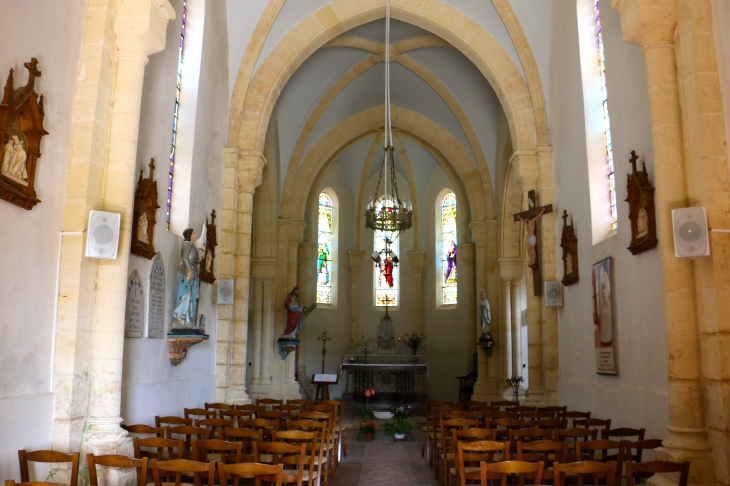 Eglise Sainte Quiterie de Nojals : la nef vers le choeur. - Nojals-et-Clotte