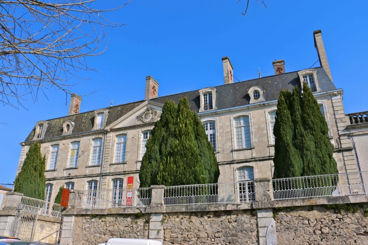 Le-chateau-de-nontron des XVIIIe et XIXe siècles.