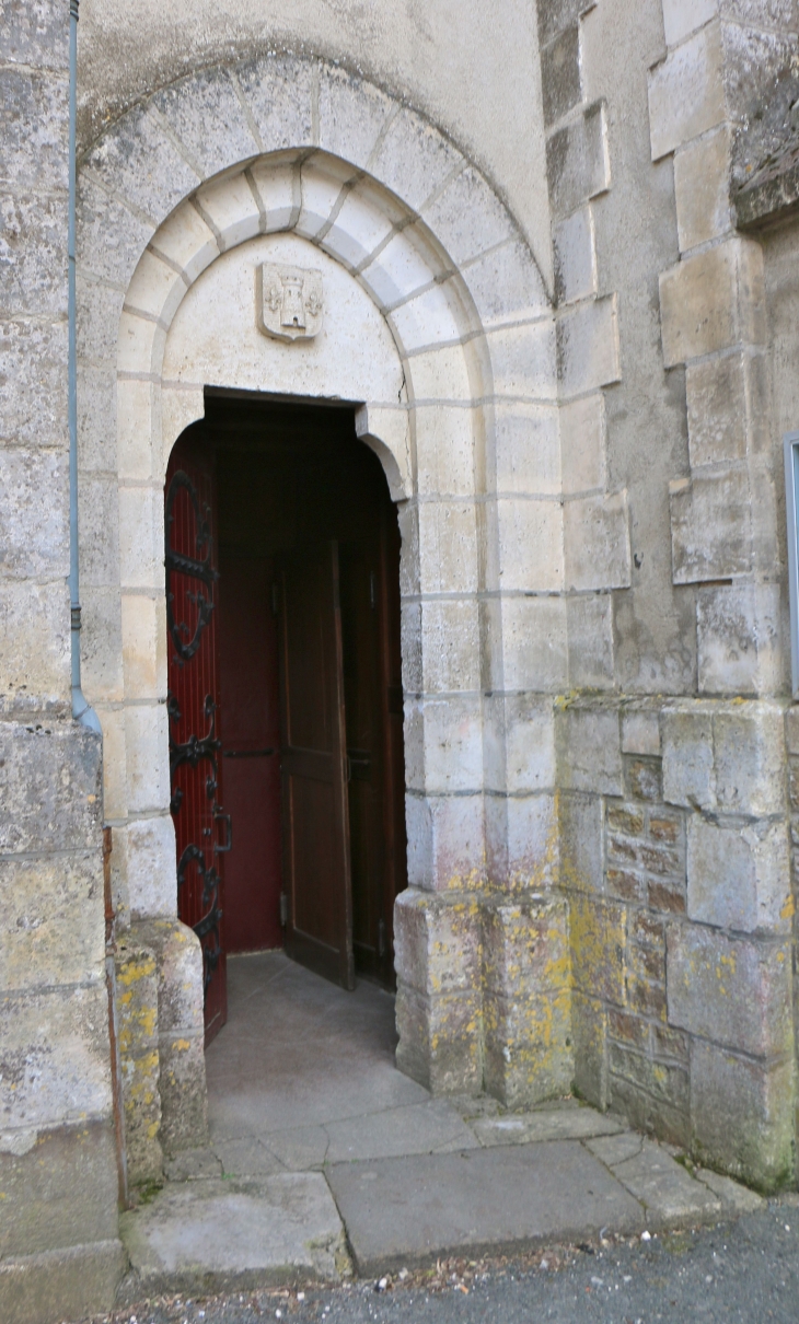 Eglise Notre Dame, petite porte du transept nord. - Nontron