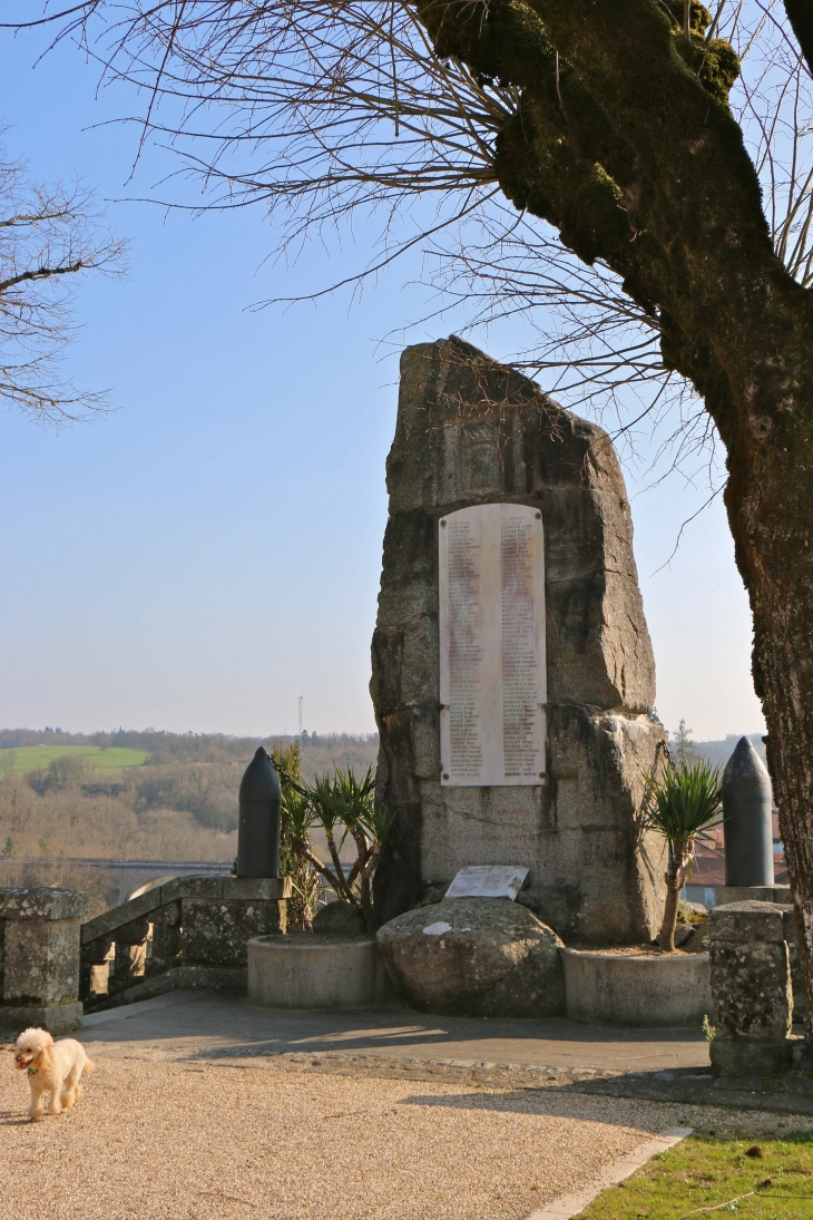Le Monument aux Morts - Nontron