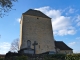 le-chevet-de-l-eglise-romane-saint-matthieu est à l'origine une tour de guet aux murs de pierre très épais et aux façades nues.