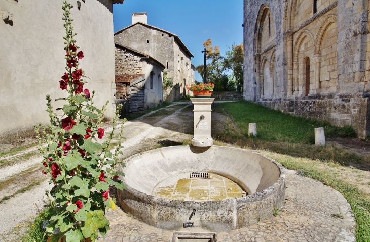 Fontaine - Paussac-et-Saint-Vivien