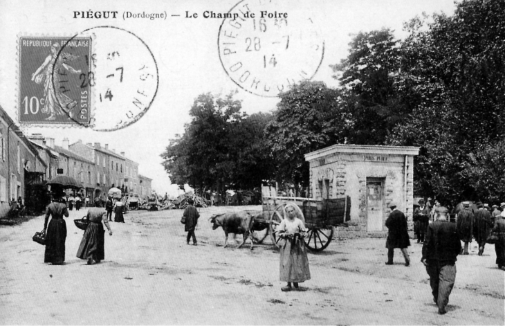 Le champ de foire; vers 1910 (carte postale ancienne). - Piégut-Pluviers