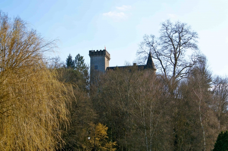 Le château ancestral, admirablement situé sur un éperon rocheux, domine et protège le village. De la résidence des premiers seigneurs, vers 1450, il ne reste que la solide  - Prats-du-Périgord